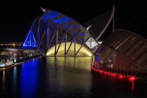 Vista nocturna de la Ciutat de les Arts i les Ciències iluminada con colores de La Senyera.