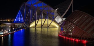 Vista nocturna de la Ciutat de les Arts i les Ciències iluminada con colores de La Senyera.