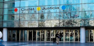 Entrada del edificio Ciutat de Justicia en Valencia, España.