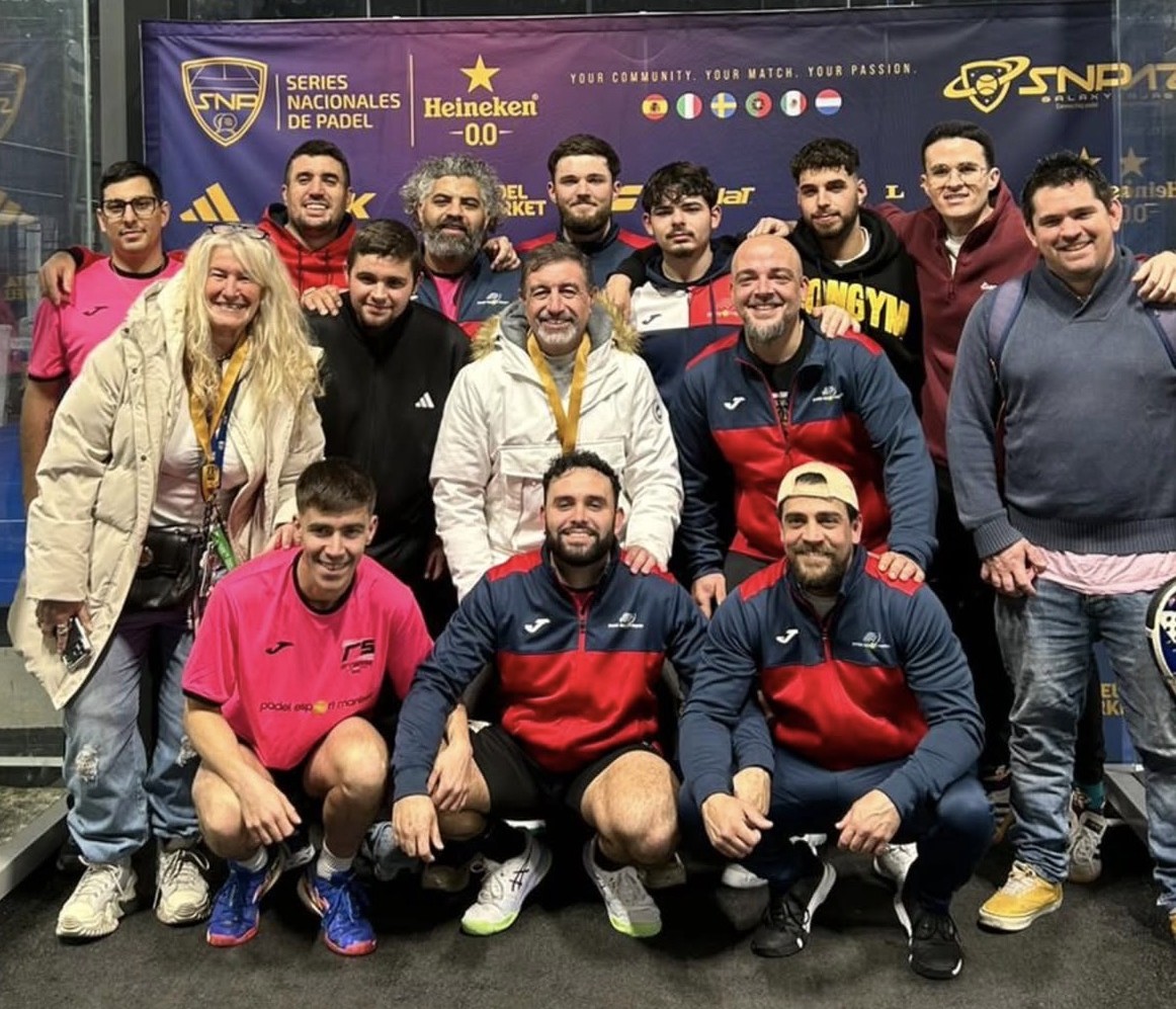 El Club de Pádel Sport de Manises celebra su histórico triplete en competiciones de pádel amateur.