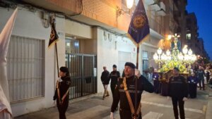 Desfile de la Cofradía de Jesús de Medinaceli en Valencia durante la Semana Santa.