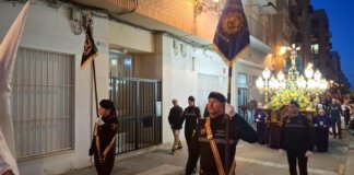 Desfile de la Cofradía de Jesús de Medinaceli en Valencia durante la Semana Santa.