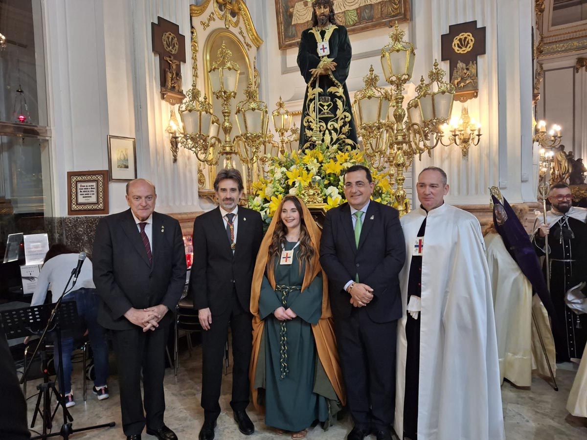 Presentación de la Cofradía de Jesús de Medinaceli en la iglesia con flores y figuras religiosas.
