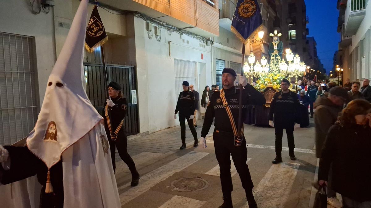 Desfile de la Cofradía de Jesús de Medinaceli en Valencia durante la Semana Santa.