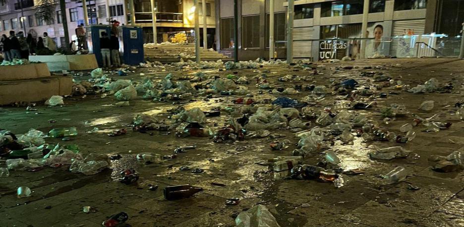Basura acumulada en las calles de Valencia tras las Fallas