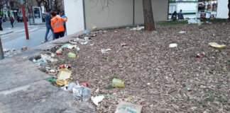 Basura acumulada en un parque durante las Fallas en Valencia
