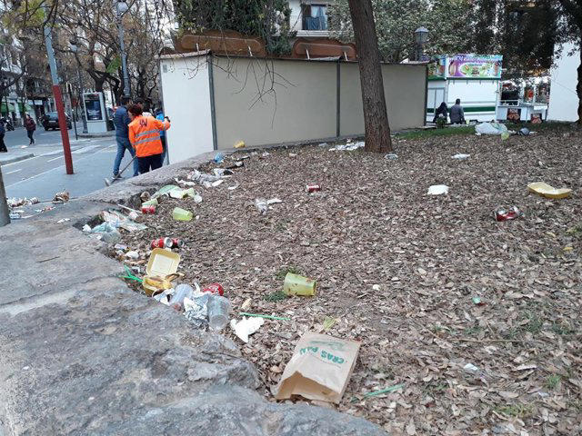 Basura acumulada en un parque durante las Fallas en Valencia