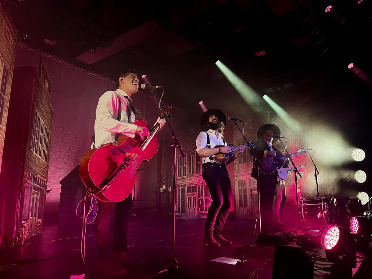 The Dead South actuando en el Auditorio Roig Arena con instrumentos musicales