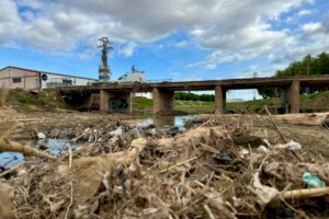Puente sobre el barranco de Picassent con desechos y vegetación
