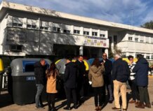 Grupo de personas junto a nuevos contenedores de reciclaje en Foios
