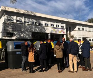 Grupo de personas junto a nuevos contenedores de reciclaje en Foios