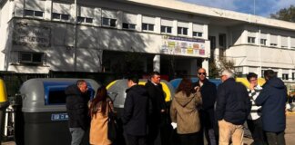 Grupo de personas junto a nuevos contenedores de reciclaje en Foios