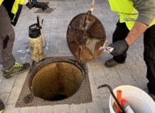 Trabajadores realizando control de plagas en Alaquàs con equipo especializado.