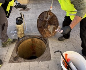 Trabajadores realizando control de plagas en Alaquàs con equipo especializado.