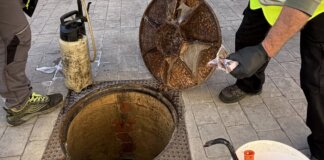 Trabajadores realizando control de plagas en Alaquàs con equipo especializado.