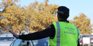 La Policía Local de Valencia realiza controles de tráfico para mejorar la seguridad vial.