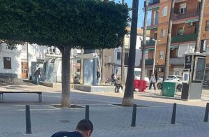 Imagen de una plaza en Alaquàs con actividades de control de plagas