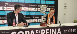 Rubén Burgos y Raquel Carrera en conferencia tras la Copa de la Reina