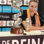 Raquel Carrera con el trofeo de la Copa de la Reina en la sala de prensa