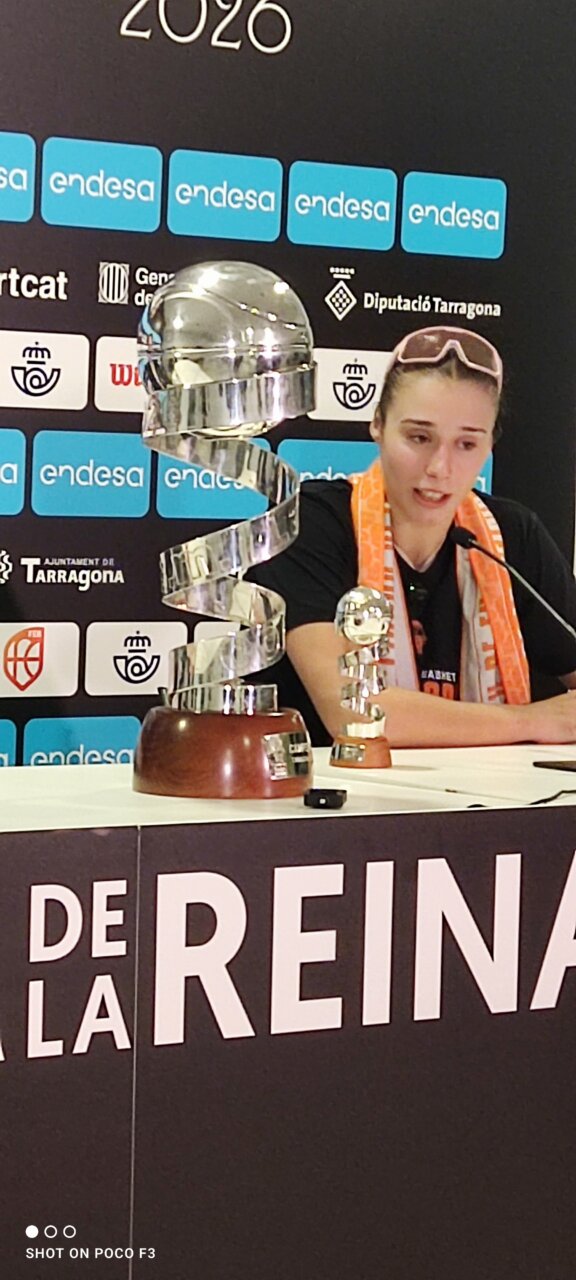 Raquel Carrera con el trofeo de la Copa de la Reina en la sala de prensa