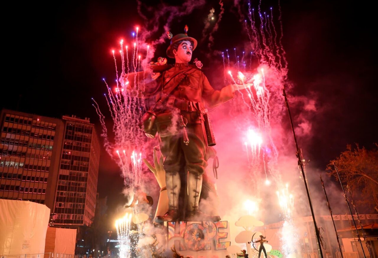 Monumento de Fallas 2026 en la Plaza del Ayuntamiento de Valencia con fuegos artificiales.