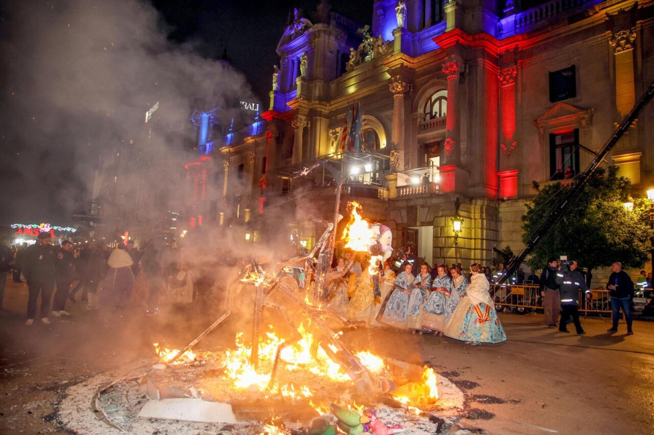 Cremà de las Fallas en la Plaza del Ayuntamiento de Valencia con fuego y humo