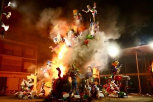 Cremà de monumentos en las Fallas de Paiporta 2026 con figuras ardiendo