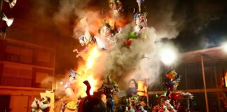 Cremà de monumentos en las Fallas de Paiporta 2026 con figuras ardiendo