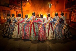 Las falleras se despiden de las fiestas con emoción en la Nit de la Cremà de Torrent 2026