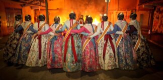 Las falleras se despiden de las fiestas con emoción en la Nit de la Cremà de Torrent 2026