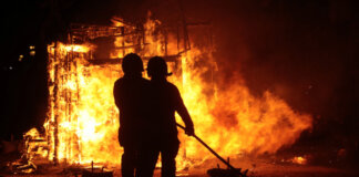 Bomberos observando un fuego durante la Nit de la Cremà