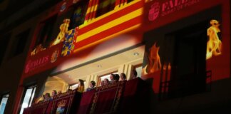 La alcaldesa y falleras mayores en la Crida de las Fallas 2026