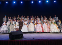 La Crida de Picassent estrena escenario en la Ermita para marcar el inicio de las fallas Grupo de personas en trajes tradicionales durante la Crida de Picassent