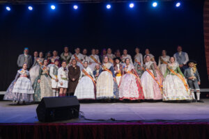 Grupo de personas en trajes tradicionales durante la Crida de Picassent