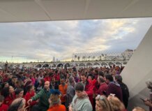Multitud de personas en un evento relacionado con ninots infantiles