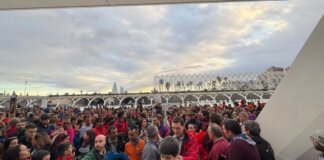 Multitud de personas en un evento relacionado con ninots infantiles