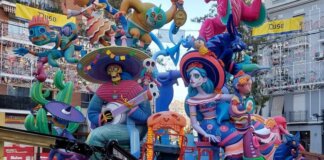 Monumento fallero de Cuba-Literato Azorín en proceso de montaje