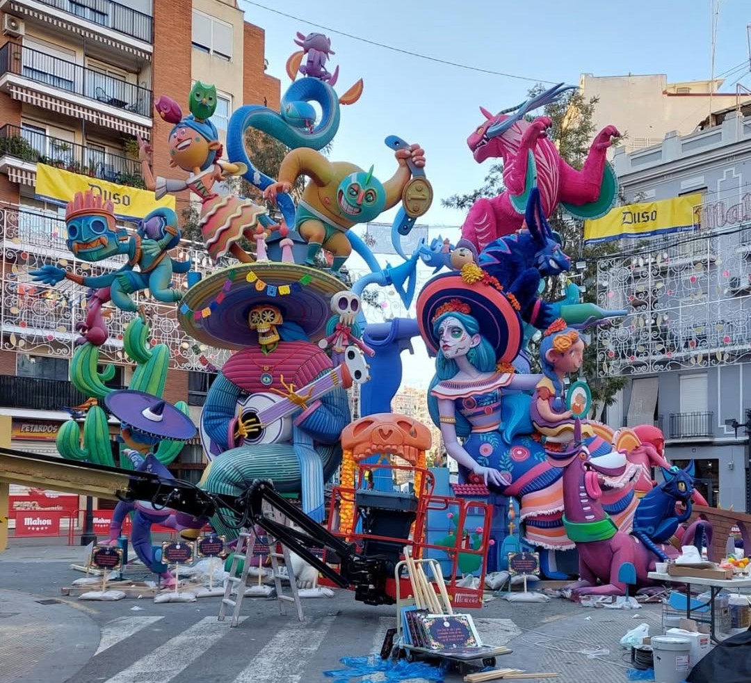 Monumento fallero de Cuba-Literato Azorín en proceso de montaje