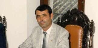 Daniel Ruix Garcés, exalcalde de Albalat dels Sorells en su despacho.