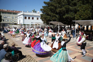 Más de 50 parejas de bailarines participaron en la XIV edición de la Dansà de l’arrós al forn.