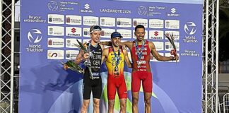 David Cantero en el podio tras ganar la Copa del Mundo de Triatlón en Lanzarote.