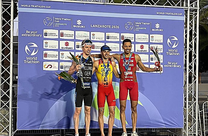 David Cantero en el podio tras ganar la Copa del Mundo de Triatlón en Lanzarote.