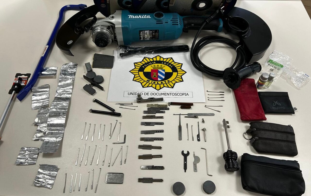 Material intervenido por la policía local en Mislata durante un control de vehículos