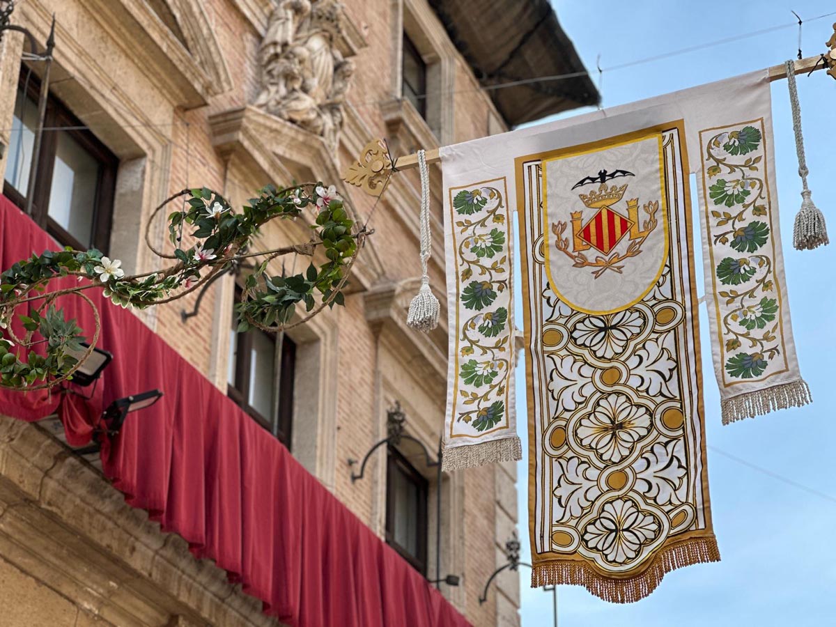 Banderín decorativo con escudo en la plaza de la Virgen