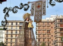 Decoración ornamental para la Ofrenda 2026 en la plaza de la Virgen de Valencia.