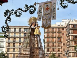 Decoración ornamental para la Ofrenda 2026 en la plaza de la Virgen de Valencia.