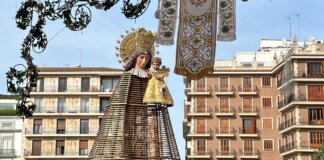 Decoración ornamental para la Ofrenda 2026 en la plaza de la Virgen de Valencia.