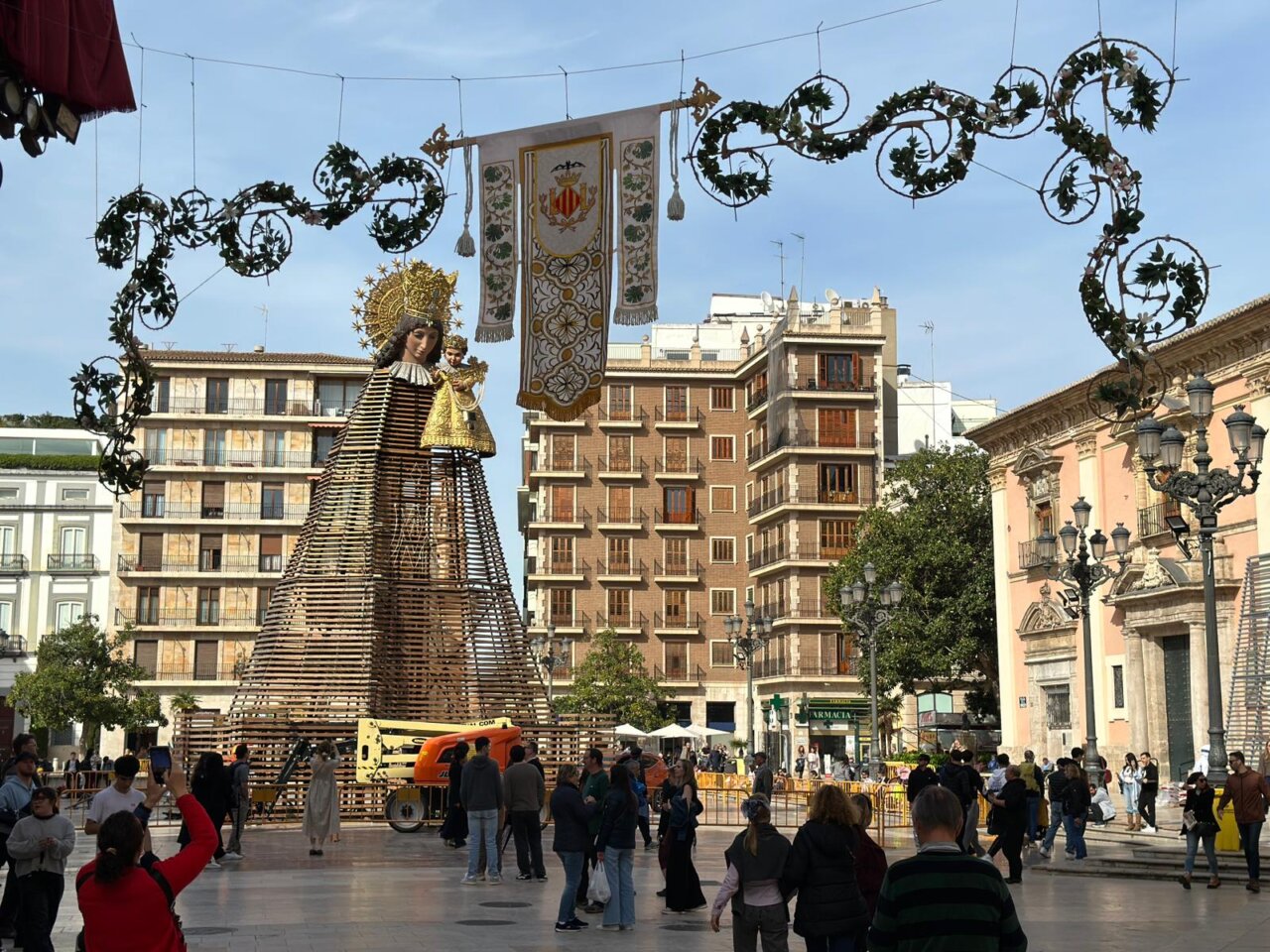 Decoración de la Ofrenda 2026 en la plaza de la Virgen de Valencia