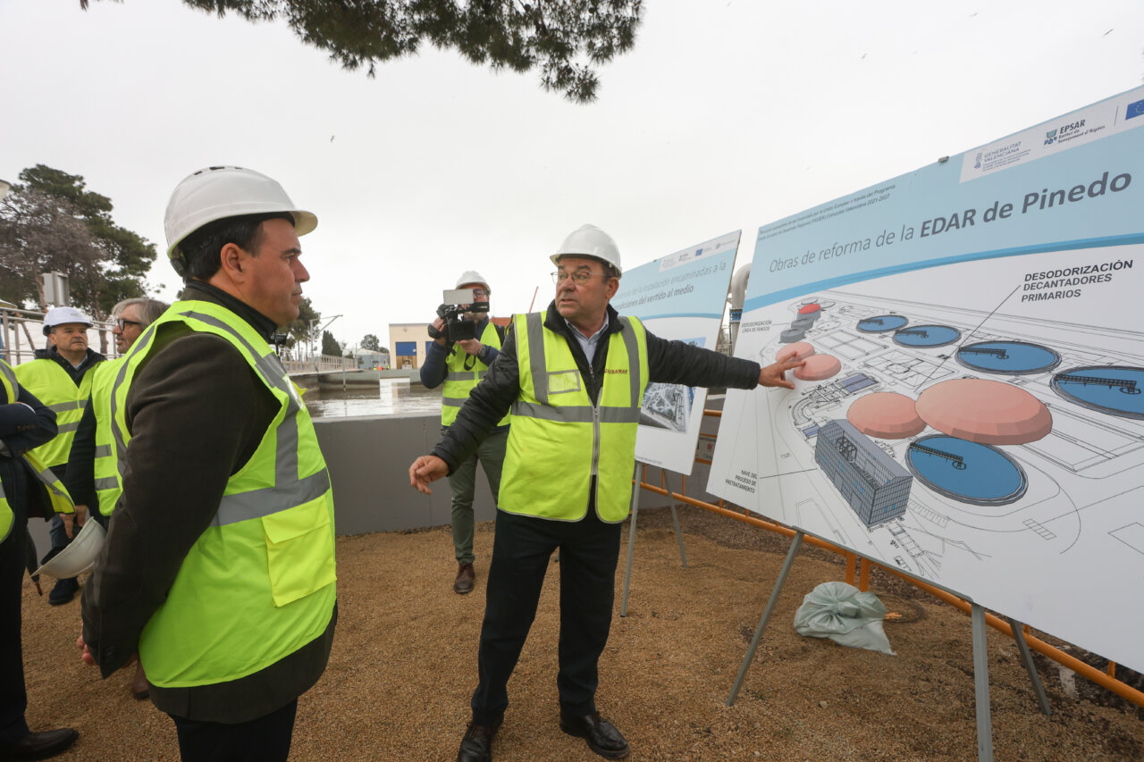 Visita a la depuradora de Pinedo en Valencia con planos de reforma