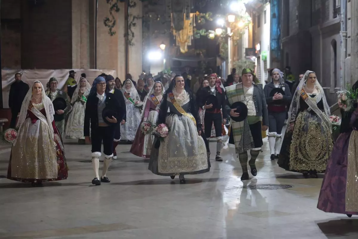 Desfile de falleras en la ofrenda de Valencia con trajes tradicionales.
